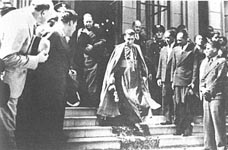 Monseñor Sanabria saliendo del Congreso, 1940