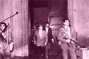 Salvador Allende y sus GAP defendiendo su gobierno en la Moneda