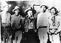 Estado Mayor de Sandino.  De izq. a der.:  Estrada, L&oacute;pez, Sandino, Umanzor y S&oacute;crates Sandino.